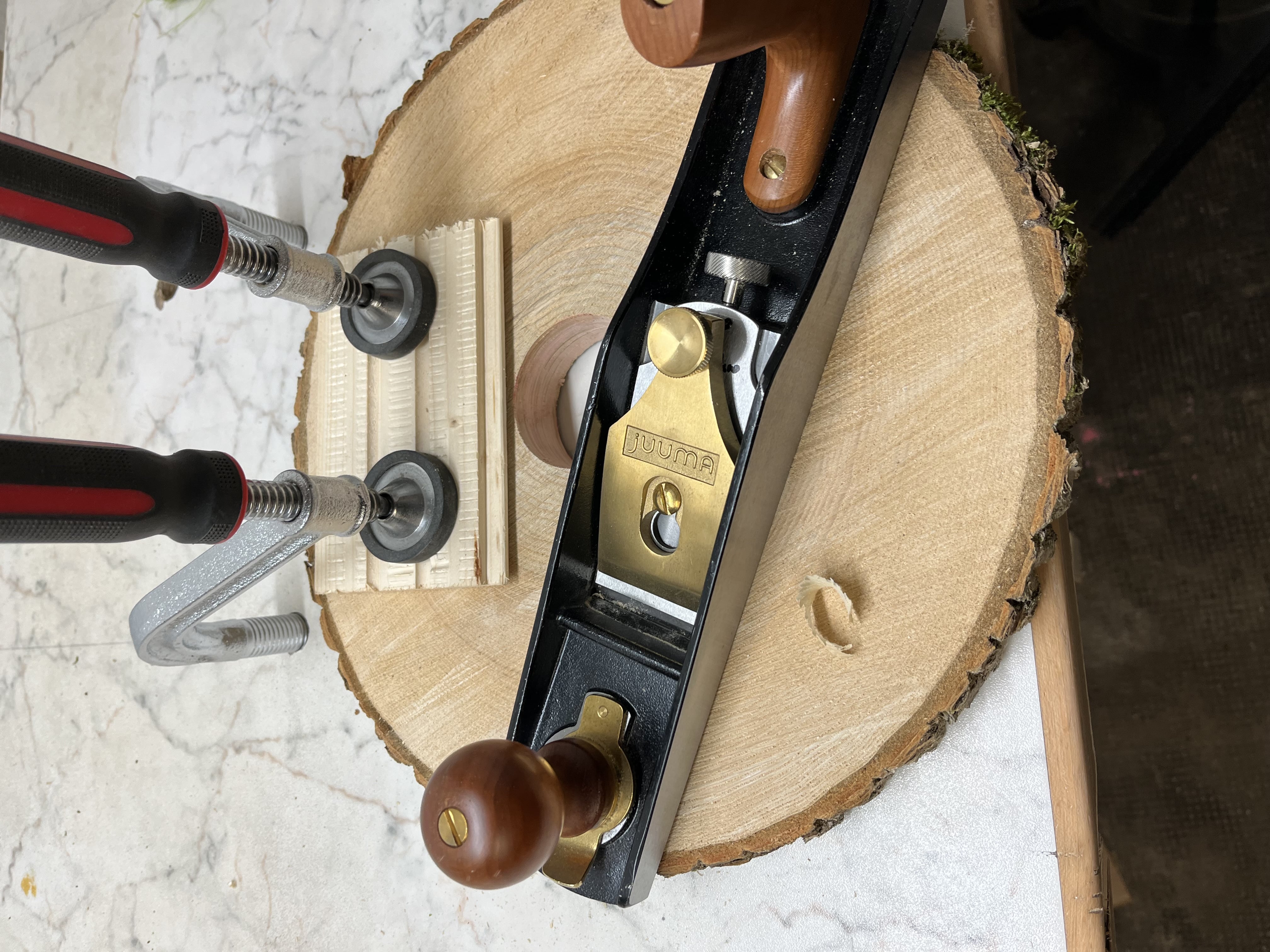 Hobel auf Baumscheibe