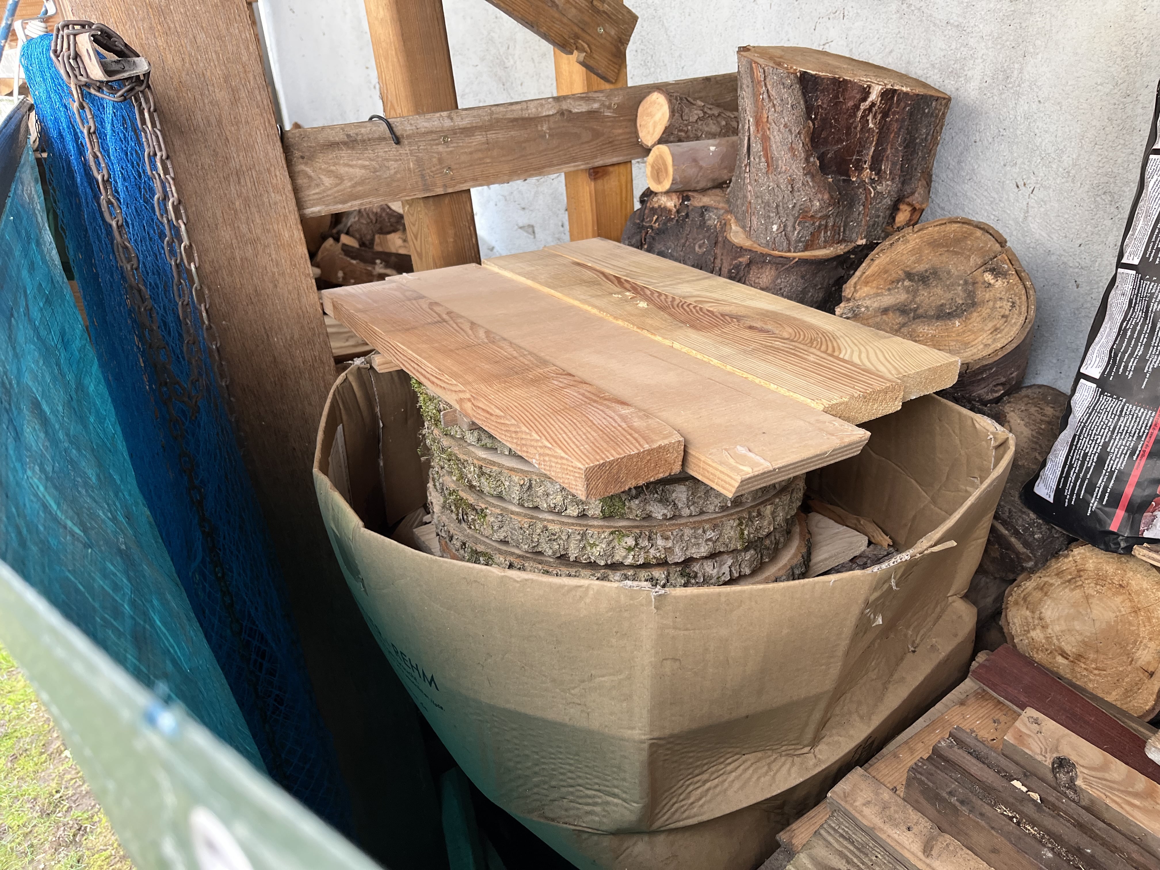 Trocknung der Baumscheiben im Holzunterstand